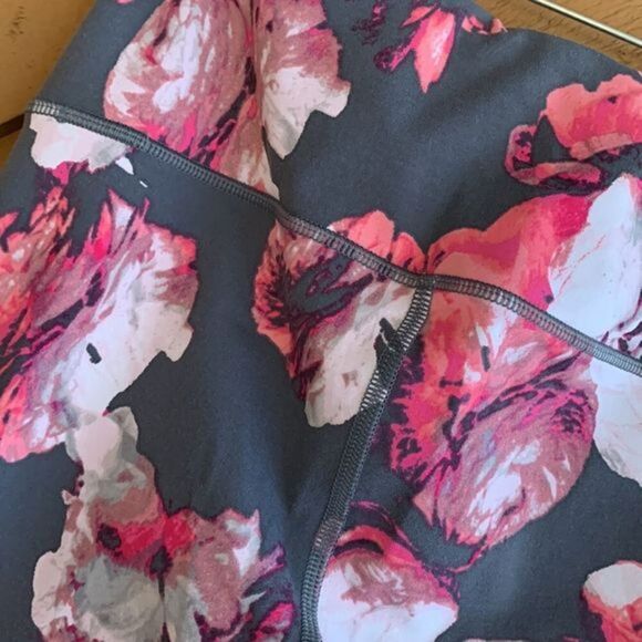 Victoria’s Secret Sport Knockout Grey & Pink Floral Leggings - Picture 4 of 5